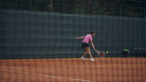 Tennisnetz-Auf-Dem-Platz-In-Zeitlupe-Vor-Dem-Hintergrund-Einer-Frau,-Die-Einen-Schlagball-Spielt